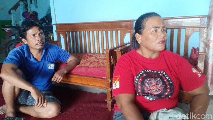 Rosti Simanjuntak (kaos merah) menonton sidang vonis Ferdy Sambo dari televisi. (Ferdi Almunanda/detikSumut)