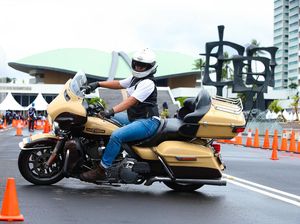 Ratusan Bikers Adu Keterampilan Kendarai Moge di Halaman Gedung DPR-MPR RI