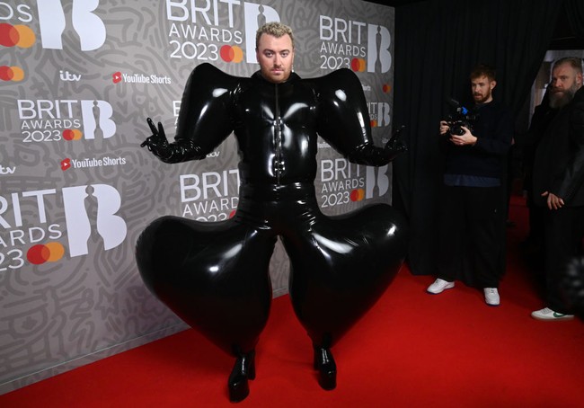 Penampilan musisi 30 tahun ini memicu banyak reaksi di internet. Banyak netizen mengritik gayanya dan menudingnya hanya mencari sensasi dan perhatian. Foto: Getty Images