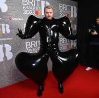 Penampilan musisi 30 tahun ini memicu banyak reaksi di internet. Banyak netizen mengritik gayanya dan menudingnya hanya mencari sensasi dan perhatian. Foto: Getty Images