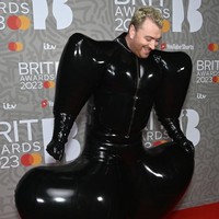 Baju model bodysuit dari label busana Harri ini tampak menggembung seperti balon di bagian bahu dan kaki. Foto: Getty Images