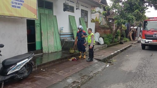 Selang gas dagang lalapan diduga bocor picu kebakaran di Desa Blahkiuh, Kecamatan Abiansemal, Badung, Senin (13/2/2023). (IST)