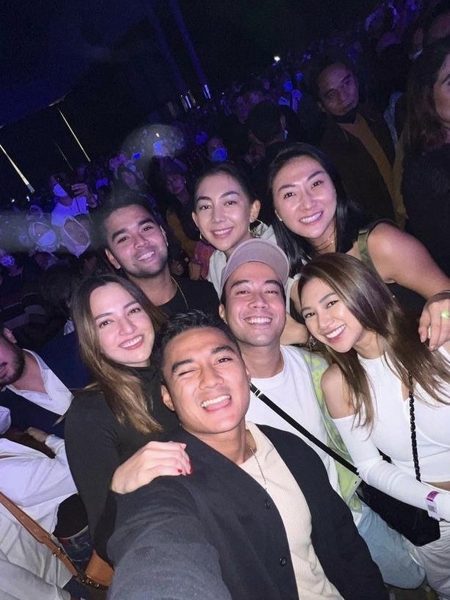 Dalam foto yang dibagikan terlihat Nia Ramadhani menonton konser bersama Vidi Aldiano, Aqsa Aswar, Aero Aswar, Theresa Wienathan, Shakila Astari, dan Shania Salsabila. Foto: Instagram.com/ramadhaniabakrie