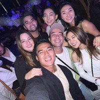 Dalam foto yang dibagikan terlihat Nia Ramadhani menonton konser bersama Vidi Aldiano, Aqsa Aswar, Aero Aswar, Theresa Wienathan, Shakila Astari, dan Shania Salsabila. Foto: Instagram.com/ramadhaniabakrie