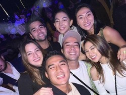 8 Foto Keseruan Seleb Nonton Konser Westlife, Ada Nia Ramadhani & Ria Ricis