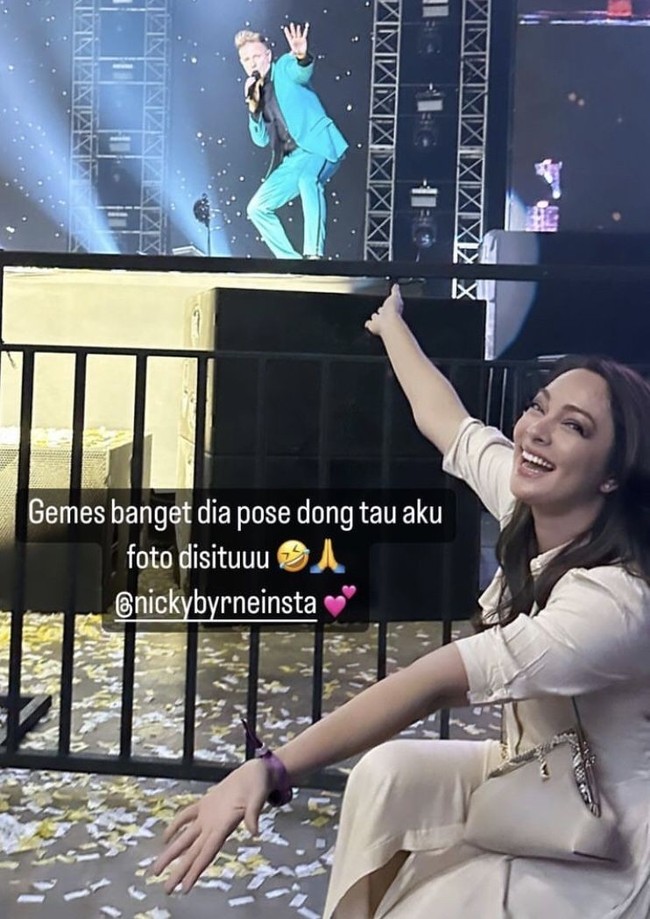 Tak ketinggalan, dokter Reisa Broto Asmoro juga ikut menonton konser Westlife. Reisa bahkan duduk di kursi paling depan. Foto: Instagram.com/reisabrotoasmoro