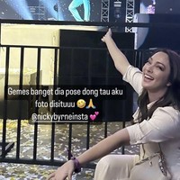 Tak ketinggalan, dokter Reisa Broto Asmoro juga ikut menonton konser Westlife. Reisa bahkan duduk di kursi paling depan. Foto: Instagram.com/reisabrotoasmoro