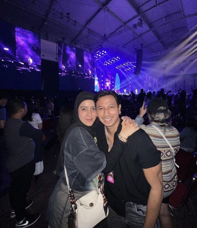 Bersama sang suami, Fairuz A. Rafiq juga ikut menonton konser Westlife. Keduanya terlihat kompak mengenakan busana serba hitam. Foto: Instagram.com/fairuzarafiq