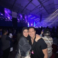 Bersama sang suami, Fairuz A. Rafiq juga ikut menonton konser Westlife. Keduanya terlihat kompak mengenakan busana serba hitam. Foto: Instagram.com/fairuzarafiq