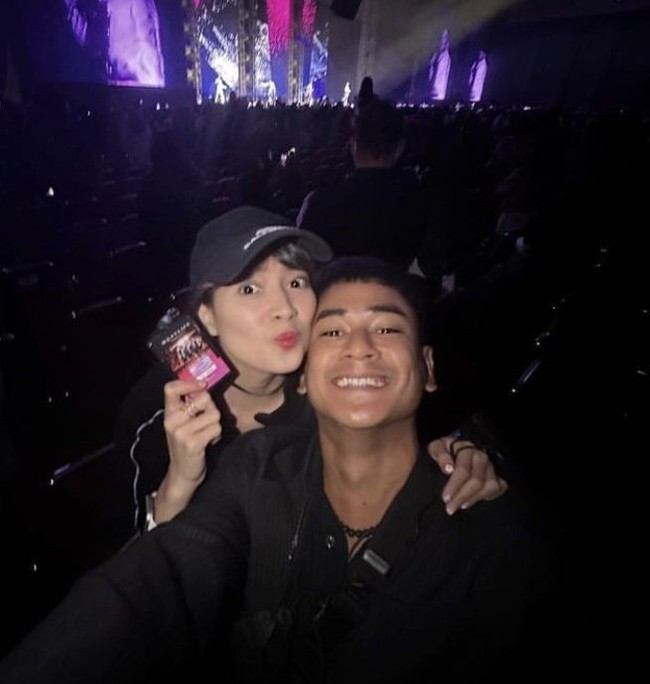 Sama-sama mengenakan busana kompak serba hitam, Chika Jessica menonton konser Westlife dengan ditemani Dwi Andhika. Keduanya berpose bersama dengan latar belakang konser tersebut. Foto: Instagram.com/chikajessika88