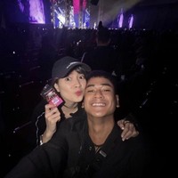 Sama-sama mengenakan busana kompak serba hitam, Chika Jessica menonton konser Westlife dengan ditemani Dwi Andhika. Keduanya berpose bersama dengan latar belakang konser tersebut. Foto: Instagram.com/chikajessika88