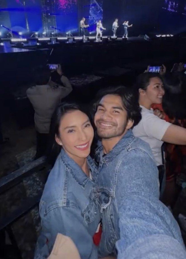 Tyas Mirasih juga tak ketinggalan tampak ikut bernostalgia menonton konser Westlife bersama Tengku Tezi. Pasangan tersebut tampil dengan sama-sama mengenakan jaket jeans berwarna biru. Foto: Instagram.com/tyasmirasih