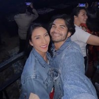 Tyas Mirasih juga tak ketinggalan tampak ikut bernostalgia menonton konser Westlife bersama Tengku Tezi. Pasangan tersebut tampil dengan sama-sama mengenakan jaket jeans berwarna biru. Foto: Instagram.com/tyasmirasih