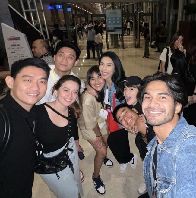 Tak hanya berpose berdua, Tyas Mirasih dan Tengku Tezi juga berpose bersama rekan-rekan artis yang datang menonton. Terlihat ada Ivan Seventeen bersama istri dan kembarannya. Foto: nstagram.com/chikajessica88