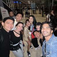 Tak hanya berpose berdua, Tyas Mirasih dan Tengku Tezi juga berpose bersama rekan-rekan artis yang datang menonton. Terlihat ada Ivan Seventeen bersama istri dan kembarannya. Foto: nstagram.com/chikajessica88