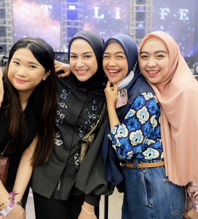 Ria Ricis bersama kakaknya, dr. Shindy Putri juga tampak hadir dalam konser tersebut. Keduanya kemudian berpose bersama Nina Zatulini. Foto: Instagram.com/ninazatulini22