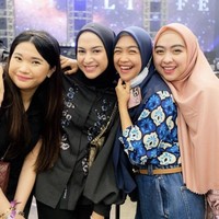 Ria Ricis bersama kakaknya, dr. Shindy Putri juga tampak hadir dalam konser tersebut. Keduanya kemudian berpose bersama Nina Zatulini. Foto: Instagram.com/ninazatulini22