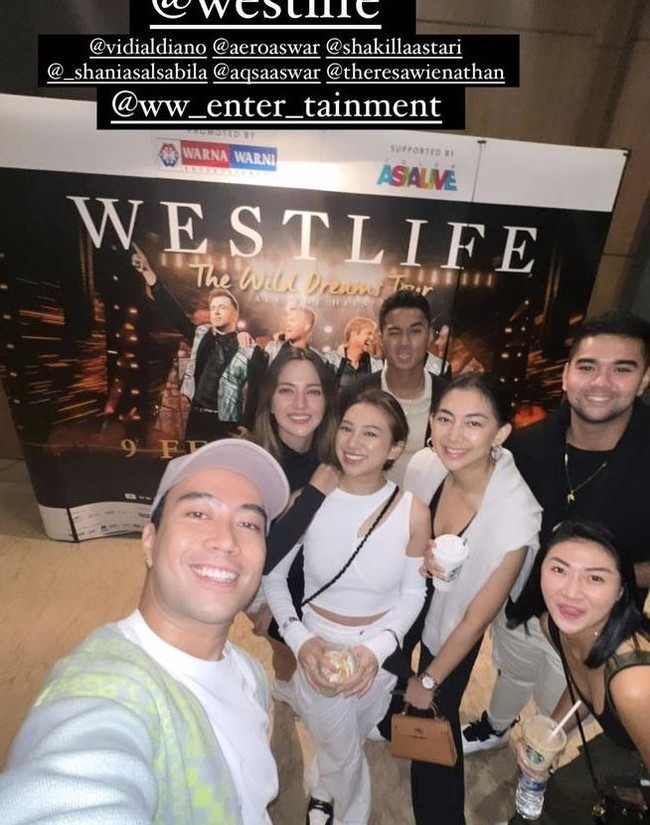 Westlife sukses menggelar konser di ICE BSD pada Kamis (9/2/2023) dan Stadion Madya GBK Jakarta pada Sabtu (11/2/2023). Dari sekian banyak selebriti yang hadir terlihat Nia Ramadhani bersama rekan-rekannya ikut menonton konser tersebut. Foto: Instagram.com/ramadhaniabakrie