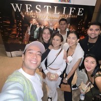 Westlife sukses menggelar konser di ICE BSD pada Kamis (9/2/2023) dan Stadion Madya GBK Jakarta pada Sabtu (11/2/2023). Dari sekian banyak selebriti yang hadir terlihat Nia Ramadhani bersama rekan-rekannya ikut menonton konser tersebut. Foto: Instagram.com/ramadhaniabakrie