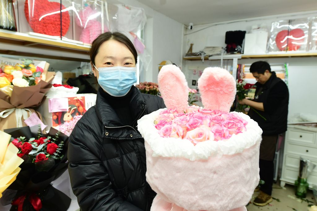 Seorang karyawan menunjukkan karangan bunga dengan elemen kelinci di toko bunga menjelang Hari Valentine pada 13 Februari 2023 di Taicang, Kota Suzhou, Provinsi Jiangsu, China. (Photo by VCG/VCG via Getty Images)
