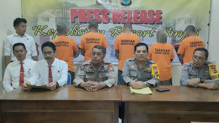 Polisi menetapkan 5 orang tersangka dalam kasus penyelundupan BBM bersubsidi jenis solar di Kabupaten Sinjai, Sulawesi Selatan (Sulsel).