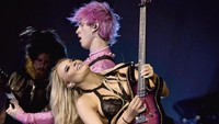 Sophie Lloyd merupakan gitaris yang ikut menemani MGK saat tur sejak pertengahan tahun lalu. Dok. Instagram