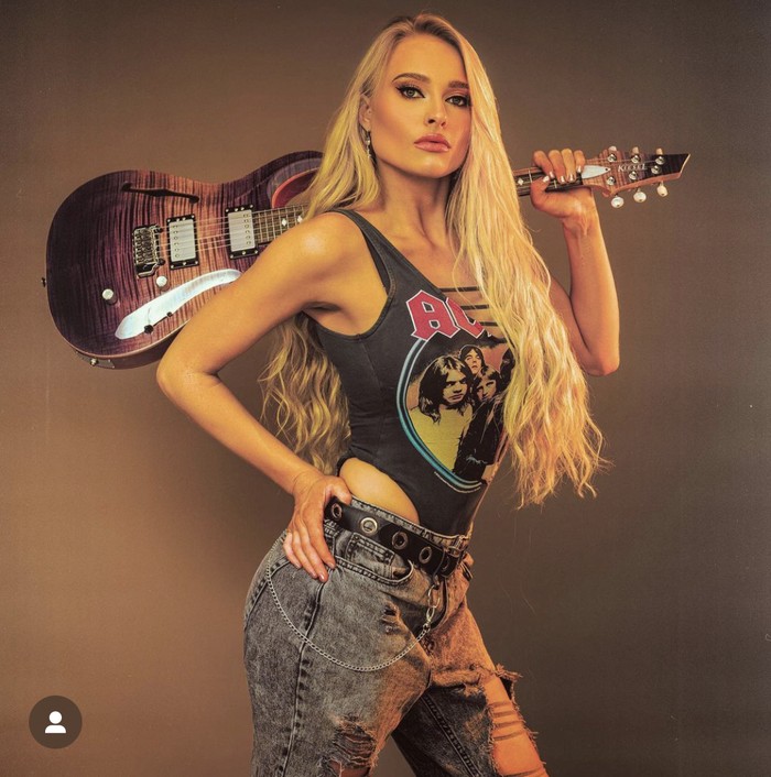 Sophie Lloyd, gitaris MGK.