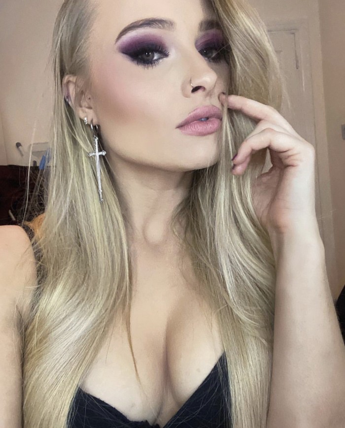 Sophie Lloyd, gitaris MGK.