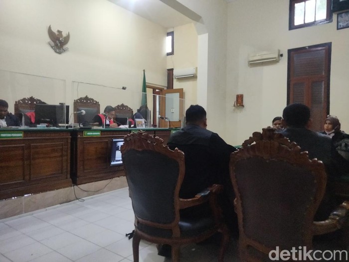 Suasana sidang tuntutan di Ruang Garuda, PN Surabaya.