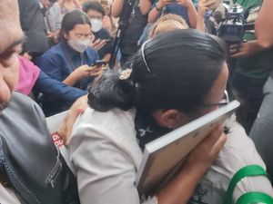 Tangis Histeris Ibu Yosua Dengar Vonis Mati Sambo: Anakku, Kau Peluk Mama