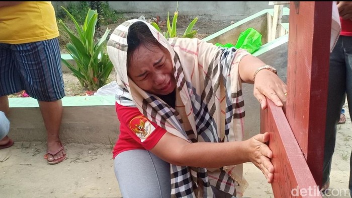 Tante Yosua Hutabarat, Roslin Simanjuntak menangis di makam Yosua. (Ferdi Almunanda/detikSumut)