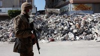 Tentara melakukan patroli di kawasan Iskenderun, Turki. Iskenderun merupakan salah satu wilayah yang mengalami kerusakan cukup parah akibat gempa.