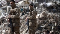 Tentara berpatroli dengan membawa senjata lengkap.