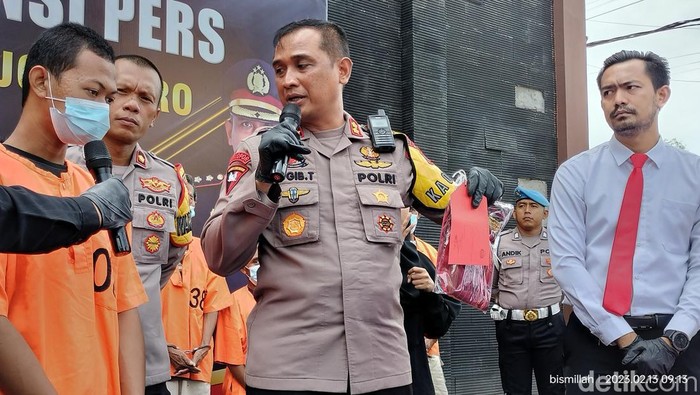 Tersangka sodomi Bojonegoro saat dihadirkan di press release