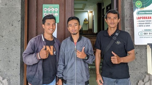 Tiga pekerja yakni I Ketut Arya Wisesa, I Putu Eka Widiatmika dan I Made Budiyasa berfoto bersama di Pengadilan Hubungan Industrial (PHI) Denpasar.