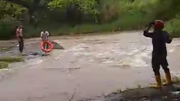 Tim SAR evakuasi dua anak terjebak di Sungai Ciliwung, Kabupaten Bogor, Jawa Barat (Jabar)