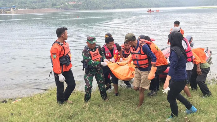 Tim SAR gabungan mengevakuasi jasad pria misterius yang tenggelam di Waduk Sempor, Kebumen, Senin (13/2/2023).
