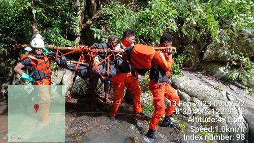 Tim SAR Maumere menemukan Jibreng sudah tak bernyawa di kolam Air Terjun Aimitat, Desa Urung Pigang, Kecamatan Alok Barat, Kabupaten Sikka, Nusa Tenggara Timur, Senin (13/2/2023) sekitar jam 08.40 Wita. (Foto: Kantor SAR Maumere)