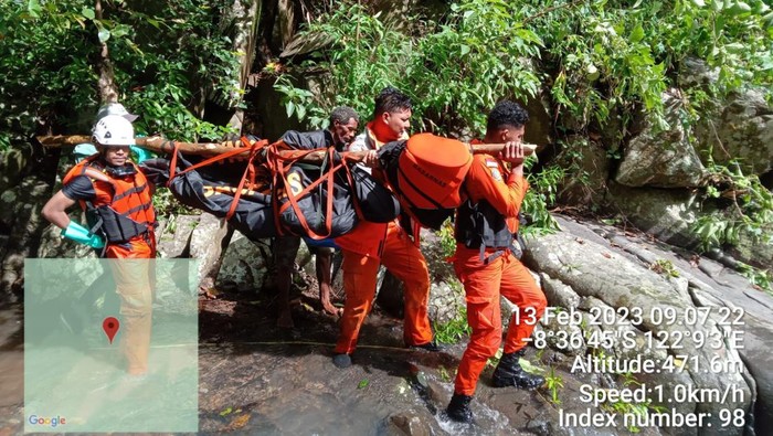 Tim SAR Maumere menemukan Jibreng sudah tak bernyawa di kolam Air Terjun Aimitat, Desa Urung Pigang, Kecamatan Alok Barat, Kabupaten Sikka, Nusa Tenggara Timur, Senin (13/2/2023) sekitar jam 08.40 Wita. (Foto: Kantor SAR Maumere)