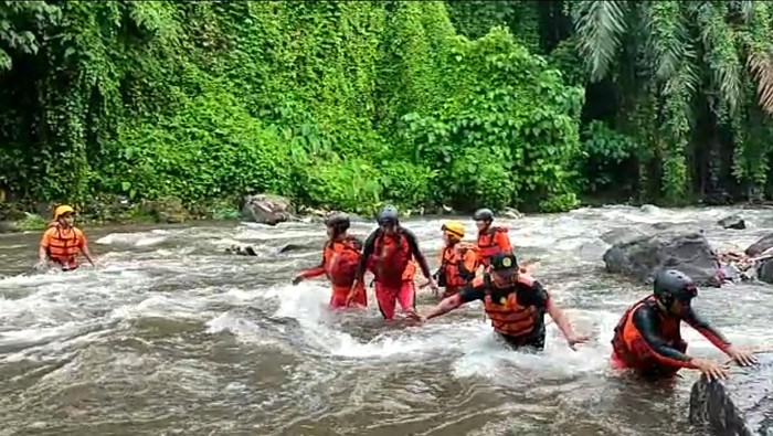 Tim SAR melakukan pencarian siswa kelas 2 SD yang hilang terseret arus saat bermain bola di Lombok Timur, NTB. (Foto: IST)