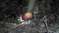Saat ini, sudah 34.179 orang terkonfirmasi tewas akibat gempa berkekuatan Magnitudo 7,8 tersebut. Shenzhen Rescue Volunteers /Handout/Anadolu Agency/Getty Images.