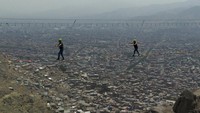 Jembatan gantung ini menjadi daya tarik wisatawan di Peru yang memiliki jiwa adrenalin tinggi.  