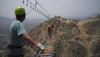Pengelola jembatan mengatakan jumlah wisatawan yang datang berkurang imbas kemelut panjang kasus politik yang terjadi di Peru.  