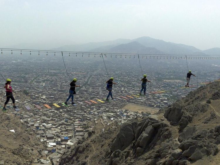Uji Adrenalin Lintasi Jembatan Gantung di Langit Peru, Berani?