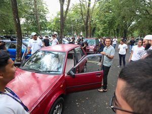 Wagub Ijeck Ikut Mejeng Sore di USU, Bawa Mobil 90-an
