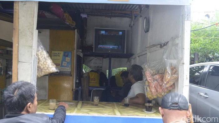Warga Kota Bandung menyaksikan sidang vonis Ferdy Sambo di sebuah warung kopi , Senin (13/2/2023)