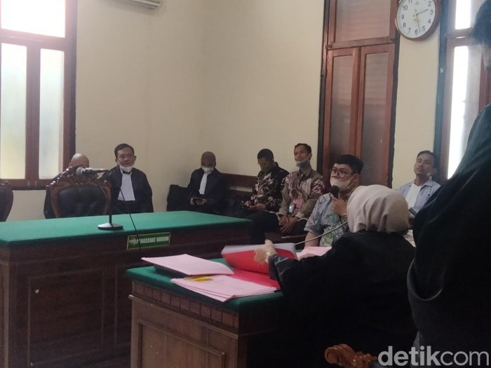 Wisnu Anggriawan saat bersaksi dalam sidang pencurian sepeda motor miliknya di Ruang Garuda, PN Surabaya.