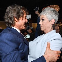 Rambut Tom juga tampak menggondrong dari terakhir kali muncul di karpet merah Top Gun pada pertengahan 2022. (Foto: AFP via Getty Images/VALERIE MACON)