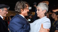 Ekspresi Jamie Lee Curtis (kanan) saat ketemu Tom Cruise kocak banget! (Foto: AFP via Getty Images/VALERIE MACON)