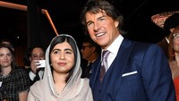 Aktivis Pakistan Malala Yousafzai pun sempat foto bareng Tom Cruise. (Foto: AFP via Getty Images/VALERIE MACON)